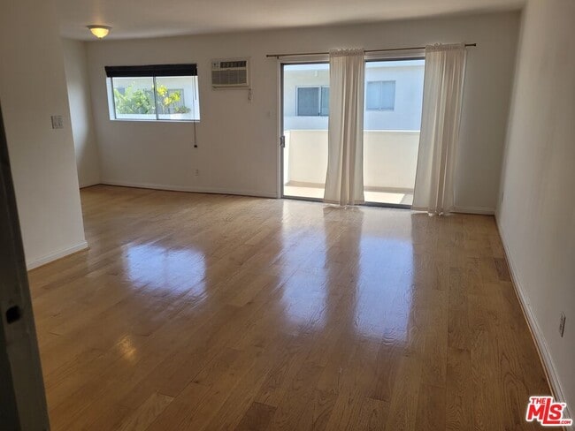 Photo - 960 Larrabee St Unit 310