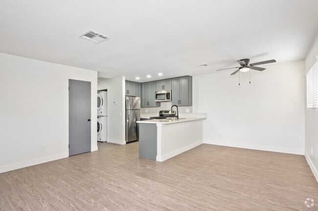 2BR, 2BA - 800SF - Living Room/Dining Room - Country Club Apartments