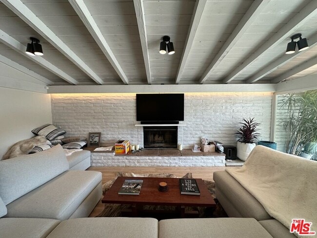 Photo - 22428 Victory Blvd