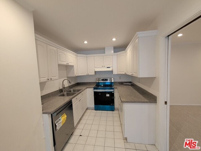 Building Photo - 415 Montana Ave Unit 203