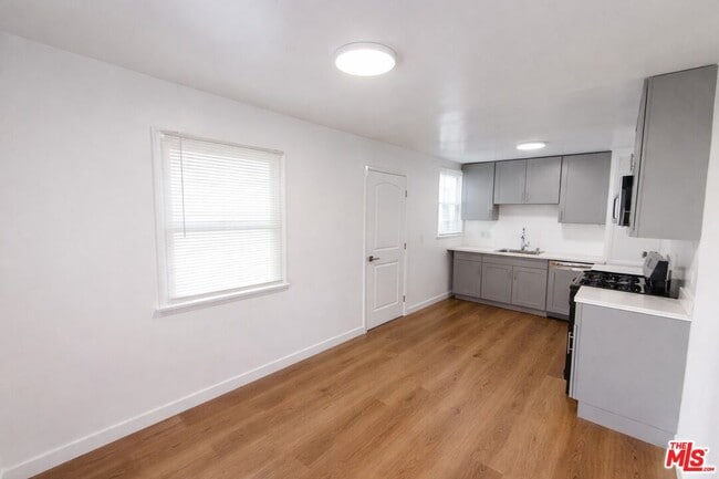 Photo - 9132 Crenshaw Blvd