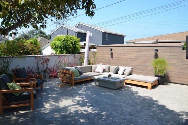 Lots of entertaining space in the front yard - 725 1/2 W Pine Ave