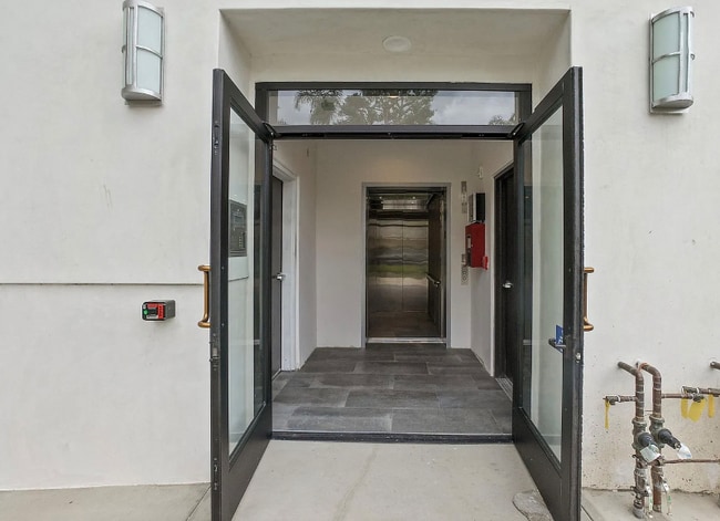 Photo - 5432 Hermitage Ave