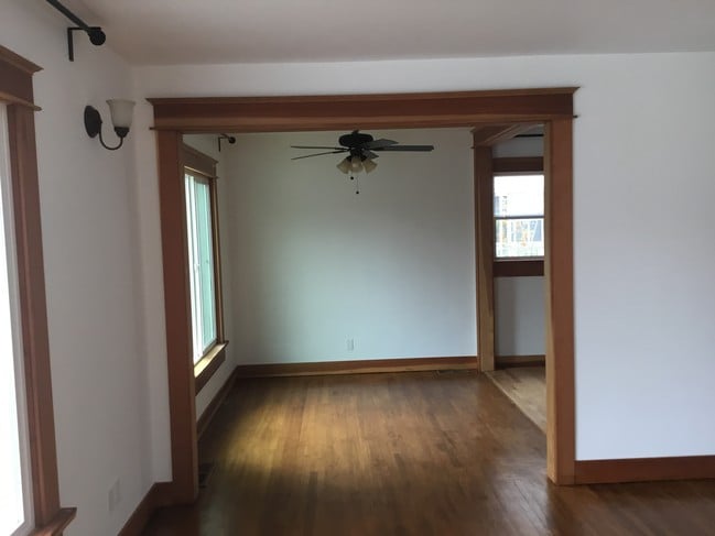 Building Photo - 2607 S Barrington Ave Unit 2607 1