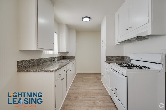 Building Photo - 5132 1/2 Yarmouth-25D Unit 25D Rental