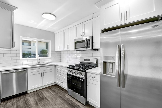 Building Photo - 978 S Barrington Ave