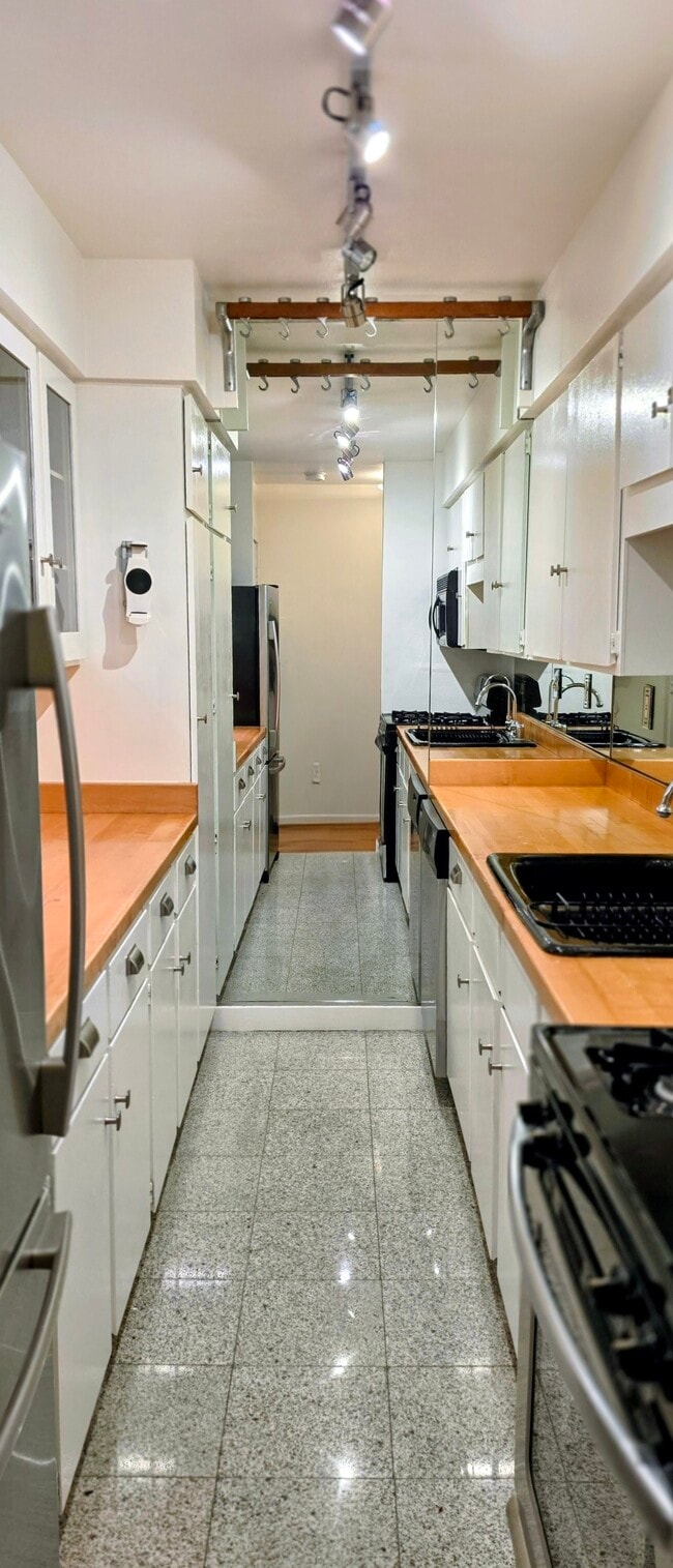 Kitchen - 1222 N Olive Dr Unit 305