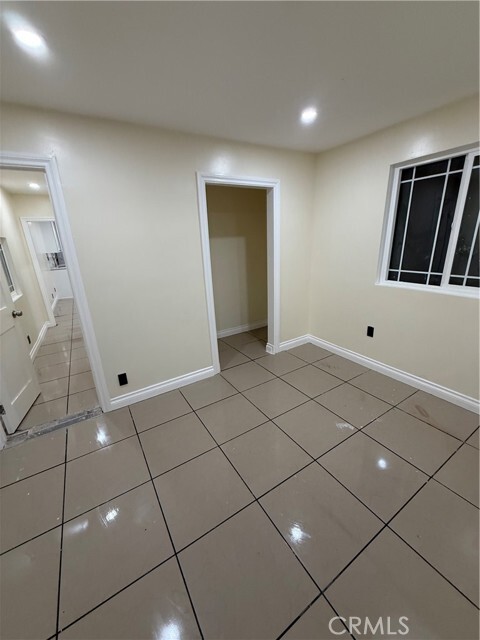 Building Photo - 2853 E 6th St