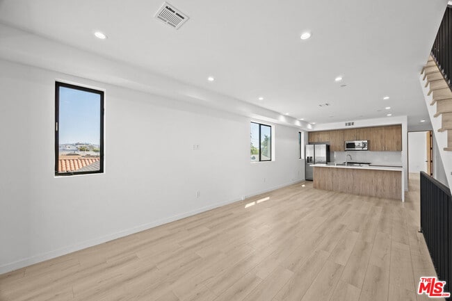 Photo - 2123 Cloverdale Ave