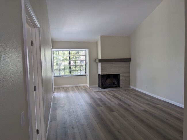 Building Photo - 4084 Crystal Dawn Ln Unit 4084