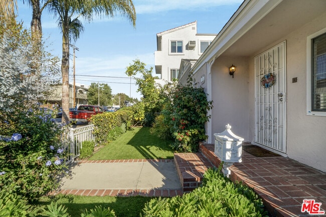 Photo - 10226 Regent St