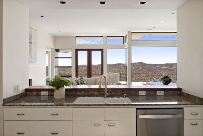 Photo - 1505 Skyline Dr