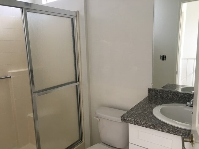 Building Photo - 450 N Van Ness Ave