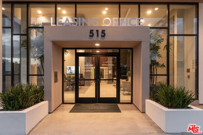 Photo - 515 W Broadway Unit 327