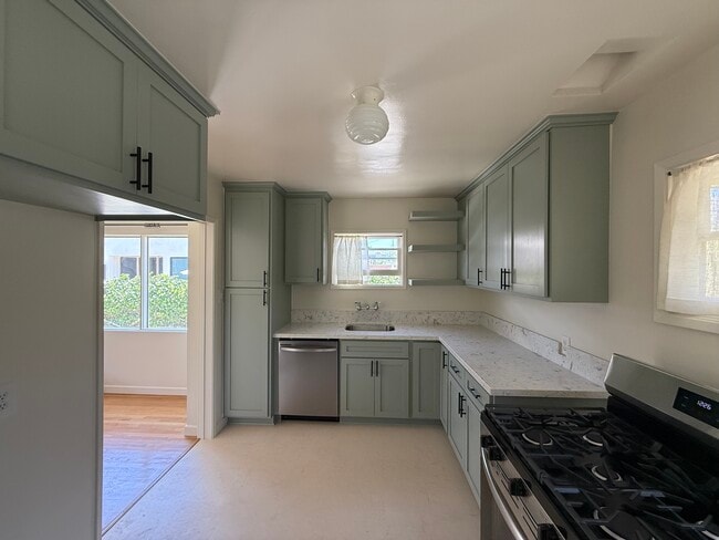 Kitchen - 2630 S West View St House