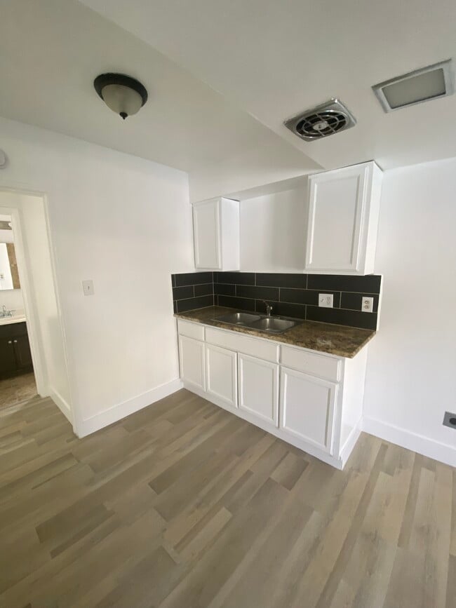 Kitchen. New Cabinets. - Sunshine Apartments