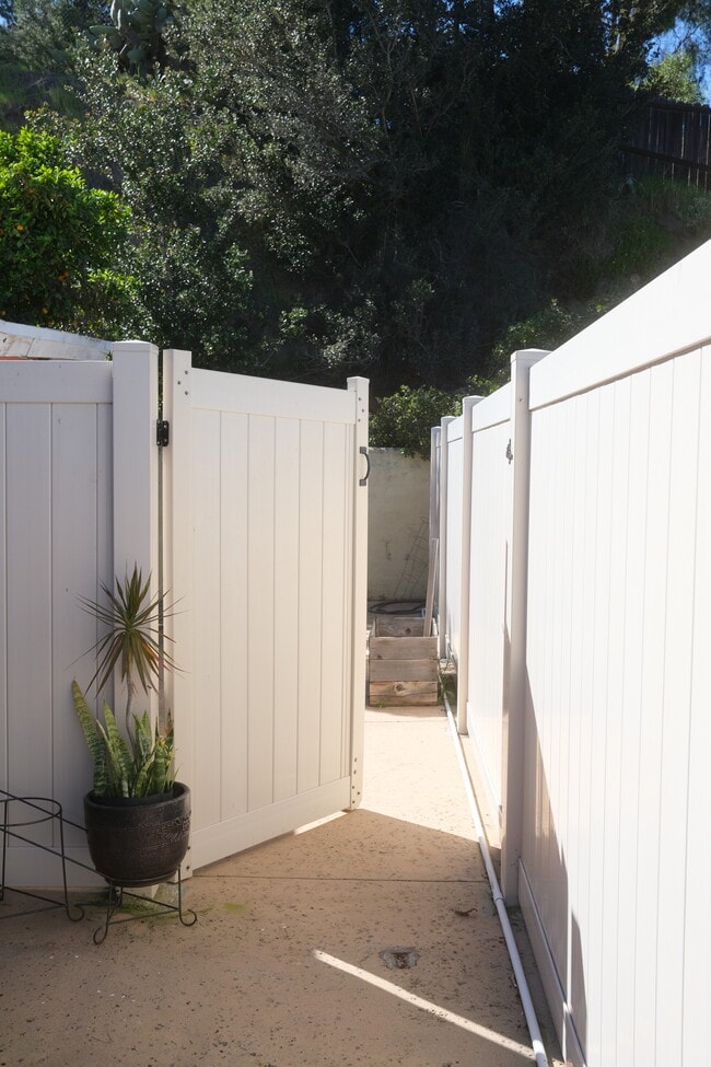 Building Photo - 3942 Marron St Unit Furnished Studio