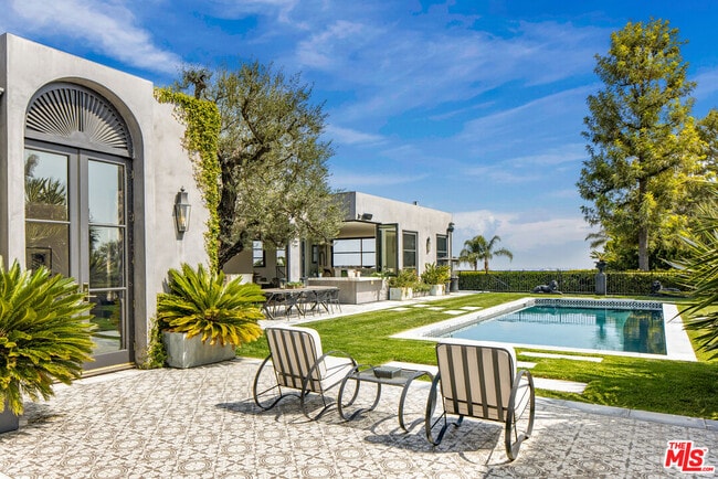 Photo - 1457 Blue Jay Way