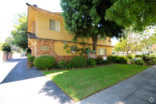Building Photo - 808 Santa Barbara St Unit 8 Rental