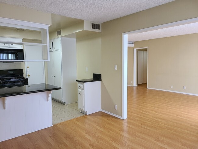 Photo - 1210 N Flores St