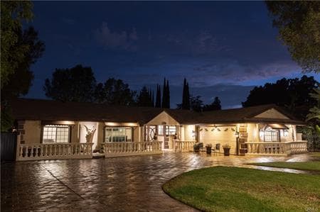 Photo - 18834 Devonshire St