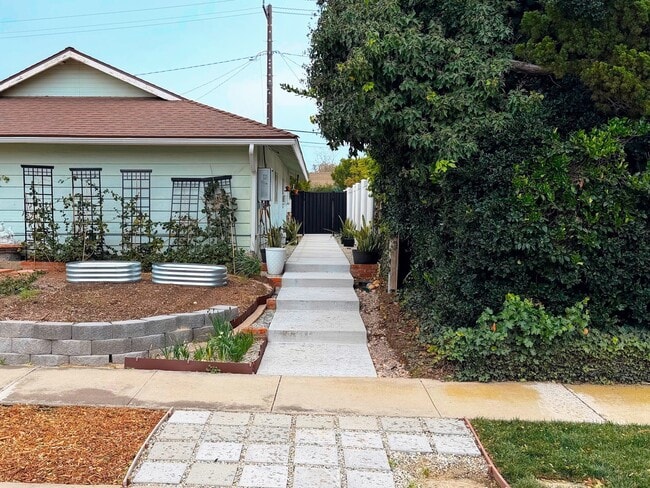 Separate gated entrance - 1518 Warwick Ave