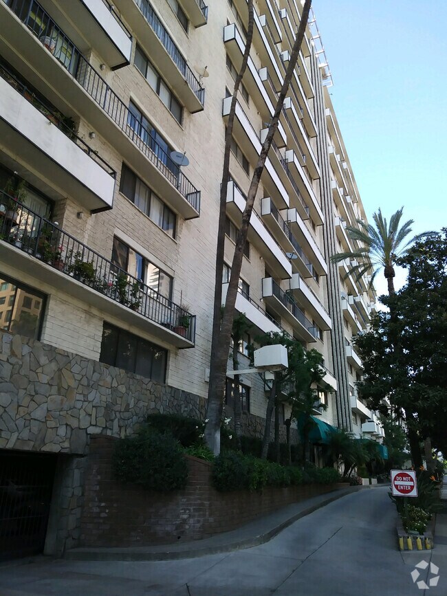 Building Photo - 10535 Wilshire Blvd Unit 1002 Rental