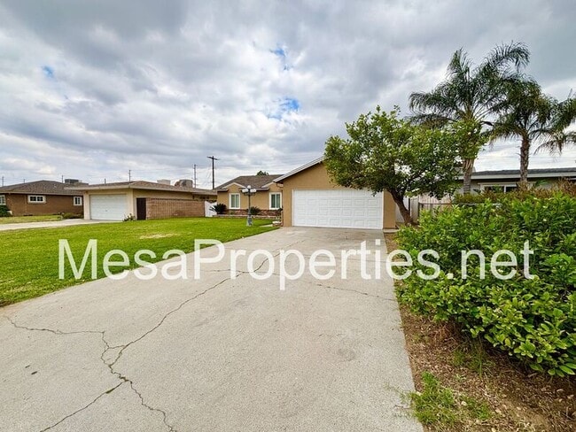 Photo - 17571 Deodar Ave