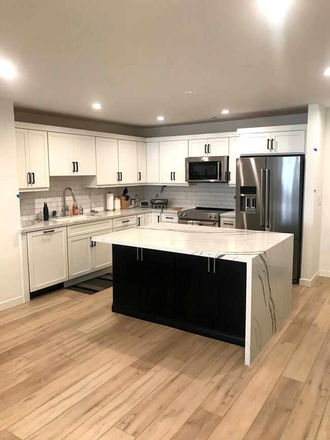Building Photo - 2318 Fox Hills Dr Unit 103