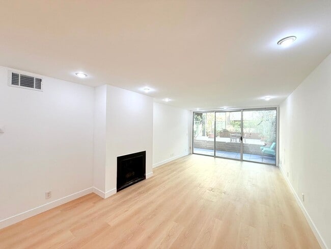 Building Photo - Beautiful Renovated Spacious Courtyard One Bedroom with patio, pool and 2 parking in Hollywood Unit 116