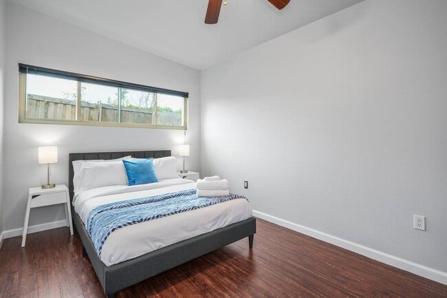 Photo - 728 Stepney Pl Unit 1/2