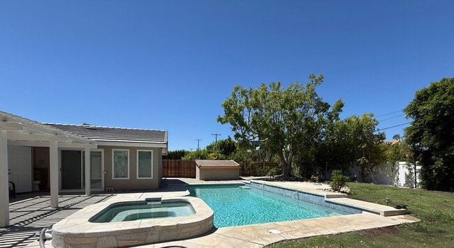 Building Photo - Gorgeous 3 bedrooms, 2.5 baths home