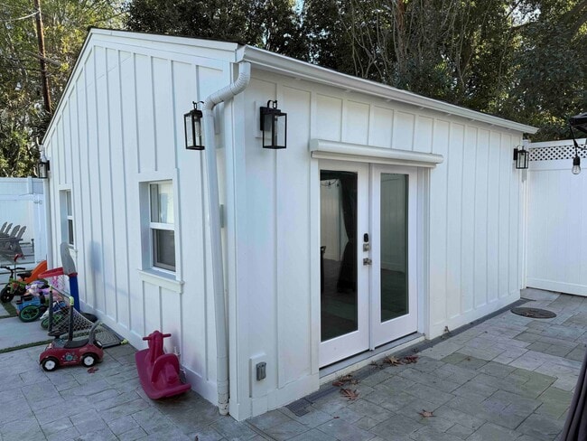 Building Photo - 4226 Stern Ave Unit 1