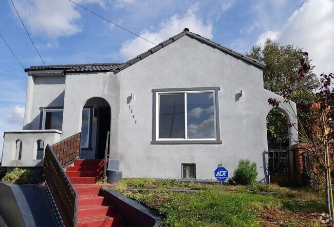 Building Photo - 3300-3306 Pomeroy Ave Unit 3300 Rental