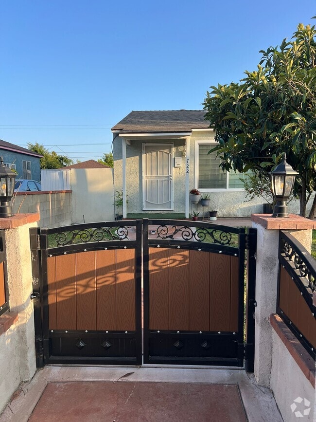 Building Photo - 722 W Hollyvale St Rental