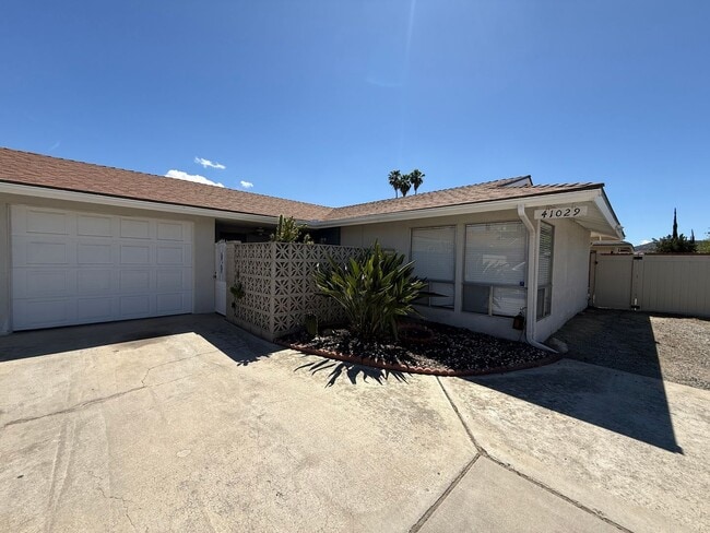 Building Photo - Duplex! 2 bedrooms 2 bathrooms