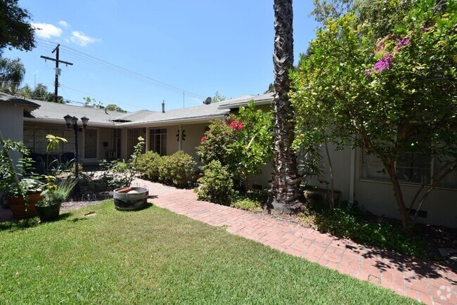 Building Photo - 11444 Riverside Dr Unit 11444 1/2 Rental