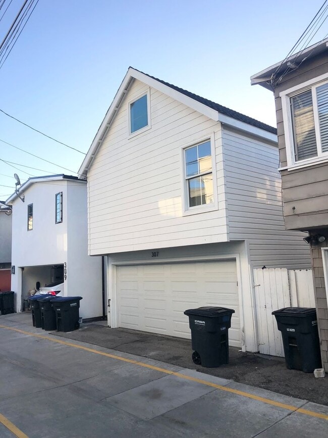 Building Photo - 307 33rd St Unit B