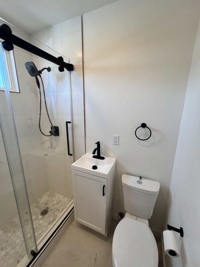 Building Photo - 8427 Elizabeth Ave Unit Fully Renovated 1 Bedroom Apartment