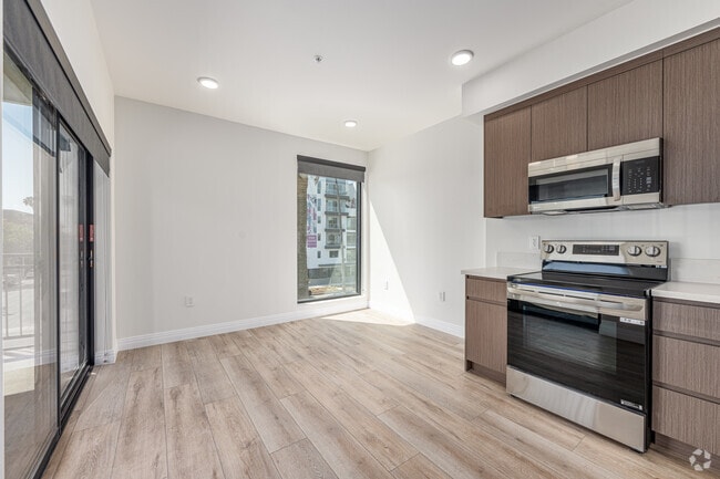 2BR, 2BA - 900SF - Dining Room - Onyx154 Apartments