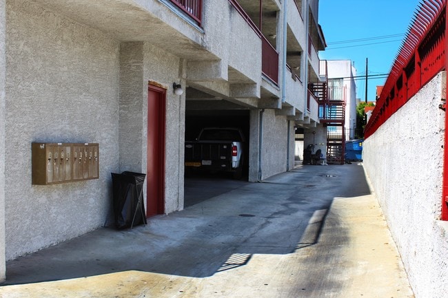 Photo - 157 S Hoover St Apartment Unit B