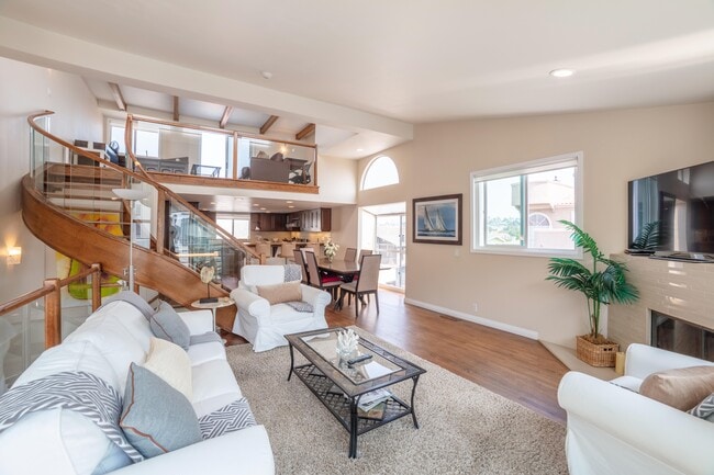Photo - 1107 Loma Dr