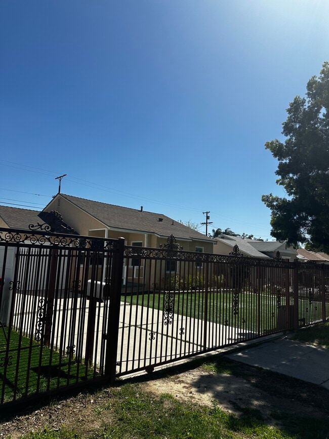 Building Photo - 7038 Yarmouth Ave