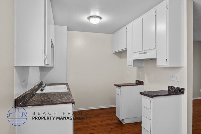 Photo - 1880 Locust Ave