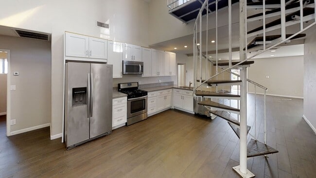 Photo - BIG House! Spacious bedrooms! Garage and D...