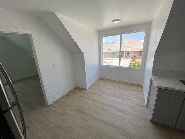 Great lighting - 1917 E 2nd St Unit 3