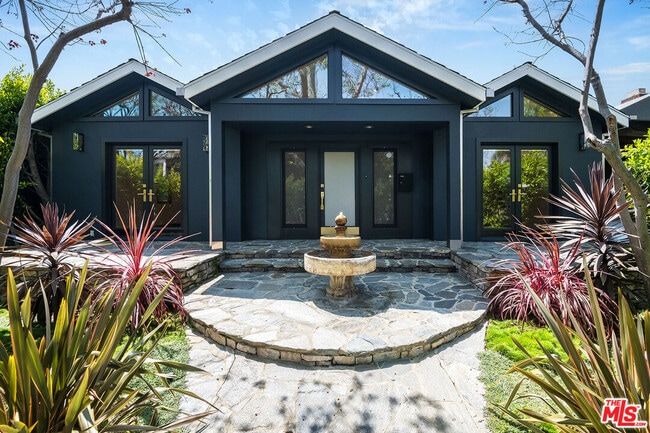 Building Photo - 445 Westmount Dr