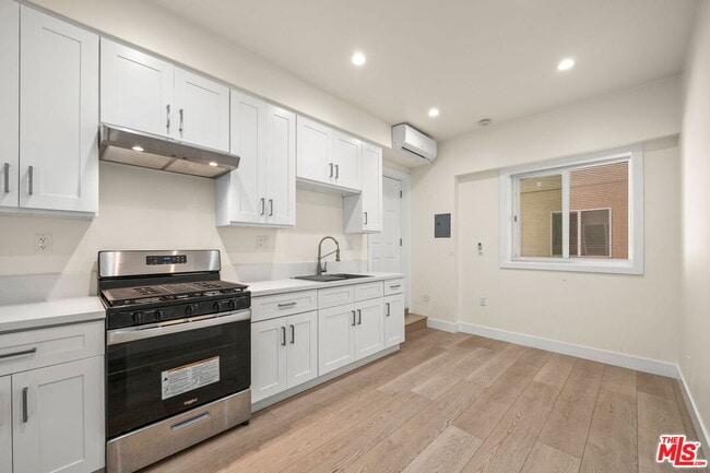 Photo - 212 S Reeves Dr Unit 13