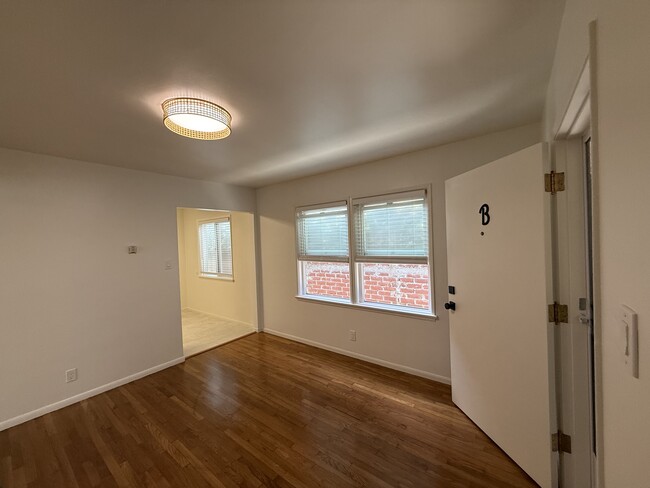 Building Photo - 247 5th St Unit B