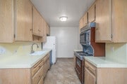 1BR, 1BA - 750SF - Kitchen - Harper Arms Apartments